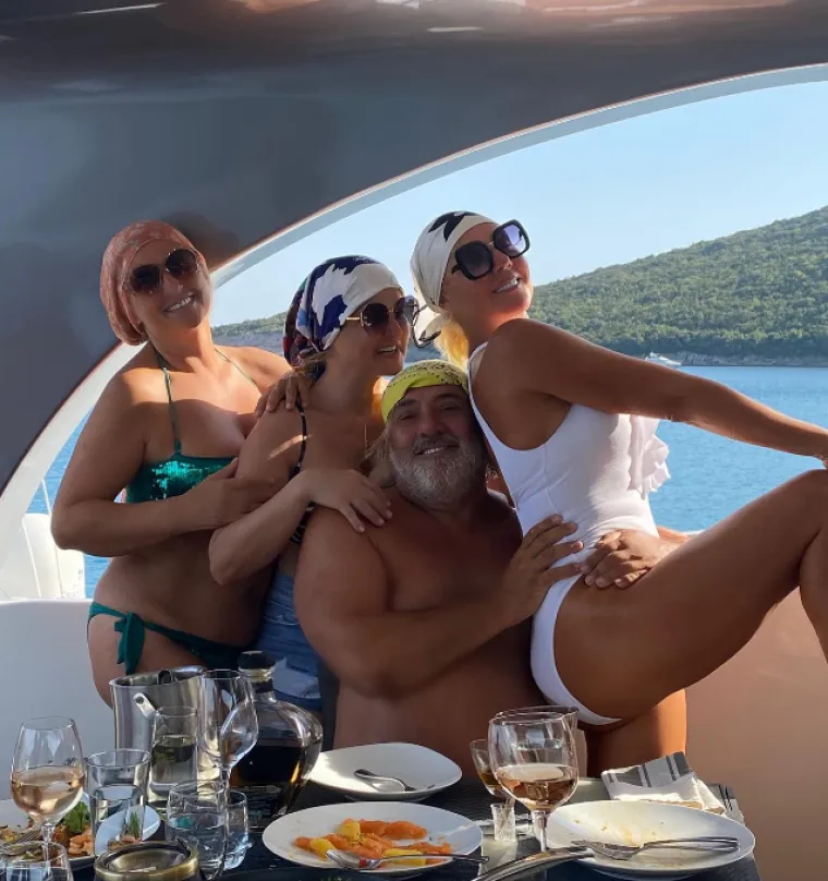 Lepa Brena u sedmom desetljeću &scaron;okira fenomenalnim izgledom, a osobito kad su u pitanju izdanja za plažu