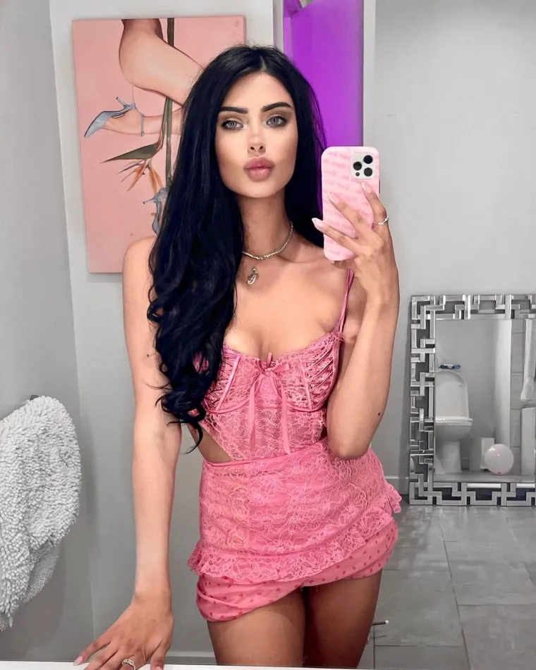 Pamela voli što joj posao modela omogućuje igranje različitih likova, istovremeno uključujući svoju ljubav prema modi. Taj posao također joj pomaže da svoje pratitelje drži upućenima u svoj život jer uživa u objavljivanju onoga što radi.