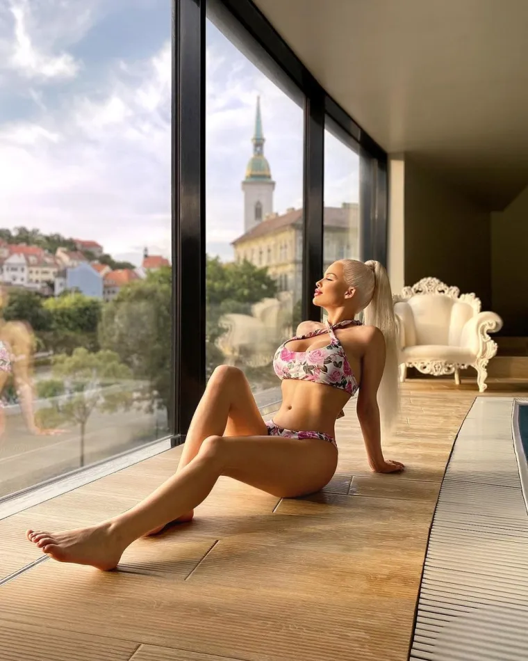 Nažalost, zbog Lolinog glazbenog i drugih projekata, nema toliko vremena za sve plastične operacije koliko bi željela. No, također razmi&scaron;lja o operaciji gornjih kapaka jer smatra da su joj kapci oduvijek bili "malo spu&scaron;teni" od puberteta.