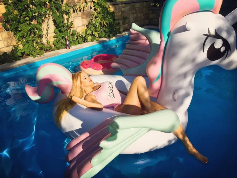 To znači da ga opskrbljuje najboljom hranom, njegom i vježbanjem, ali na kraju ju je intrigirala ideja da svoje tijelo tretira kao jedno od svojih umjetničkih djela. Objasnila je: "Ono je postalo umjetničko djelo koje mogu razvijati, pobolj&scaron;avati i ukra&scaron;avati tijekom cijelog života.