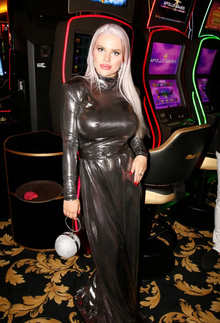 U mojoj glazbenoj karijeri, kao i kod bilo kojeg pjevača ili umjetnika, frustrirala me činjenica da kad se pjesma, fotografija ili video objave, kreator gubi mogućnost daljnjeg rada na tome i pobolj&scaron;anja.