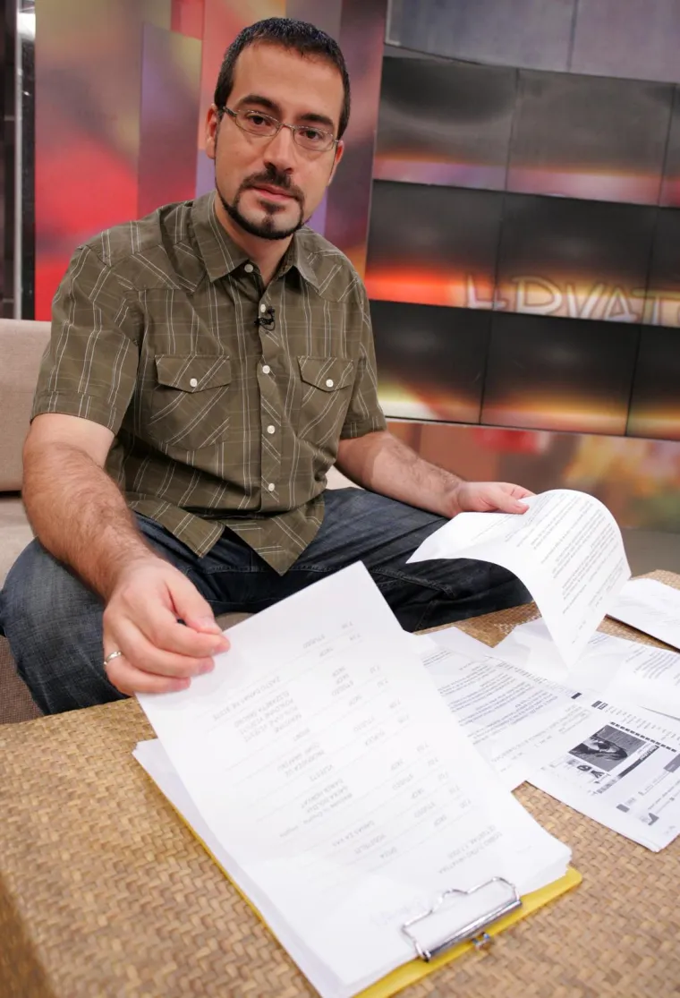 Domagoja Novokmeta pamtimo kao jedno od glavnih lica HRT-a. Karijeru je započeo na televiziji postavši voditeljem Briljanteena, emisije za mlade koju ne napušta od prve emisije do kraja šeste sezone. Nakon toga je vodio dječju emisiju Dizalica i uz to što je u navedenim emisijama bio scenarist, radio je scenarije i za druge TV emisije HRT-a, uključujući i Doru.