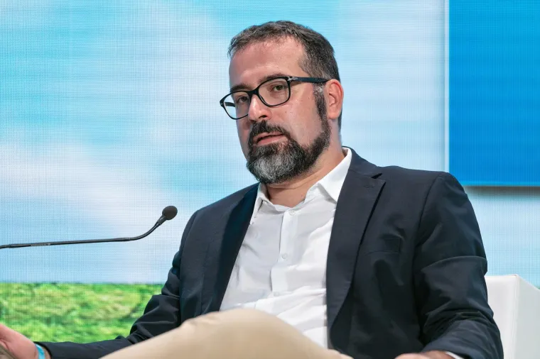 Domagoj je s HTV-a prešao na N1, gdje i danas radi. &quot;Supruga Oriana je novinarka i u svom domu živimo novinarstvo. Normalno da komentiramo sve aktualne događaje, a moram istaknuti da mi je supruga dala bezrezervnu podršku kada sam joj priopćio odluku o prelasku na N1 televiziju. I sama je u svojoj karijeri doživljavala turbulencije pa je razumjela moju želju da profesionalno napredujem u novoj sredini. Bez obzira na to što smo prava novinarska obitelj, naši sinovi, osnovnoškolci Pavo i Jakov, ne razmišljaju o tome da krenu našim stopama&quot;, dodao je Domagoj.