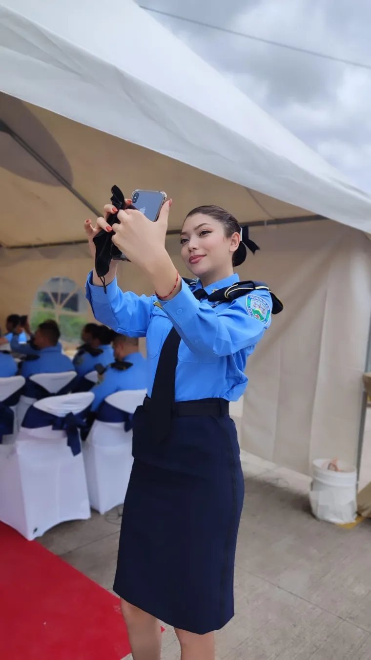 Lijepa policajka inače je i pravnica, a trenutačno se nalazi u fazi priprema za natjecanje koje će izravno prenositi televizijska postaja Channel 11. 