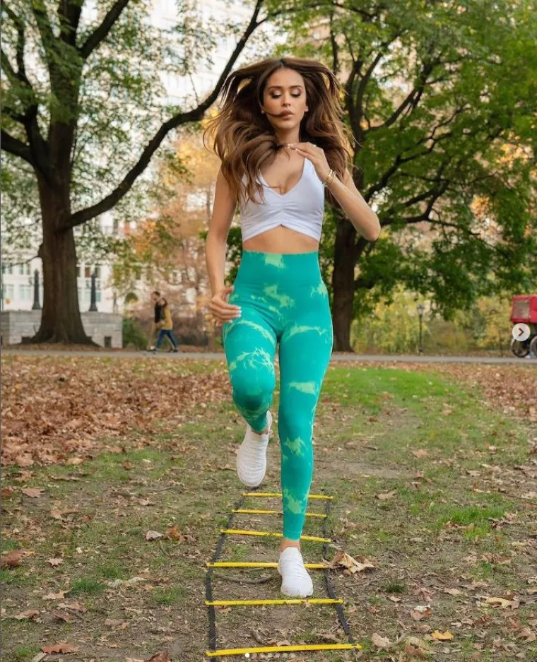 Vruća navijačica podigla temperaturu do usijanja: Mnogi su se zapitali nosi li ispod prozirne opravice donje rublje