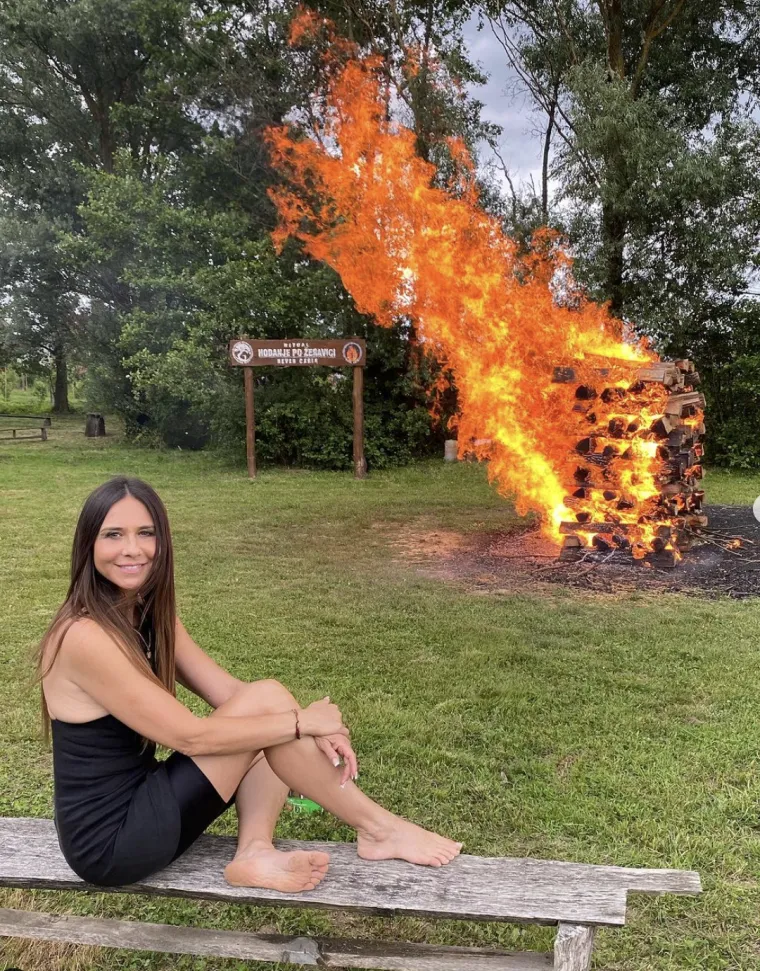 Borna Kotromanić živi život: Od hodanja po žeravici na selu, do poziranja na fensi bazenu