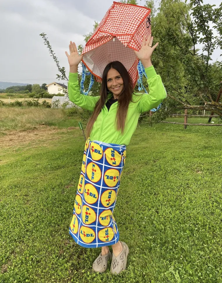 Borna Kotromanić živi život: Od hodanja po žeravici na selu, do poziranja na fensi bazenu