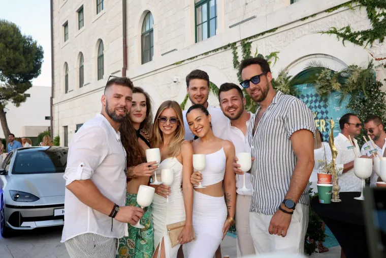 Žanamari 'zgodno' pozirala na stolcu, Albina izbacila trbu&scaron;njake u grudnjak-topu, a fitnessica Renata ostala bez konkurencije