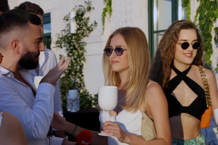 Žanamari 'zgodno' pozirala na stolcu, Albina izbacila trbu&scaron;njake u grudnjak-topu, a fitnessica Renata ostala bez konkurencije