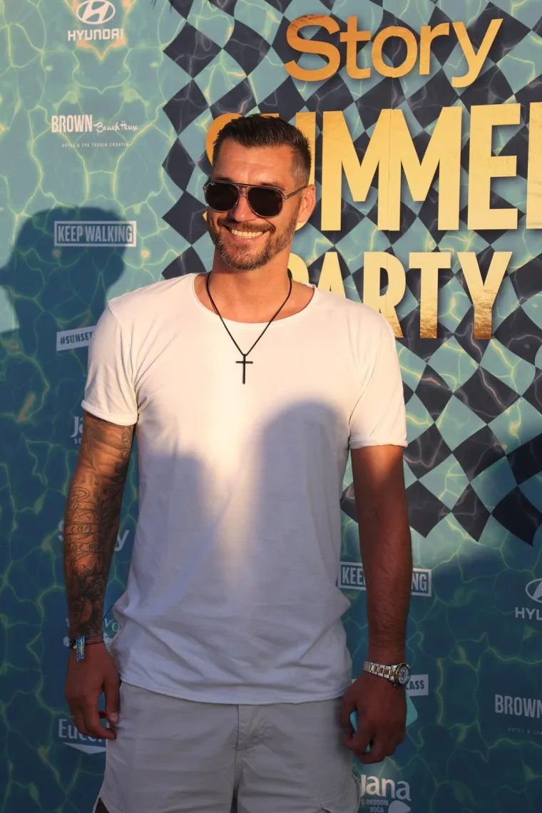 Žanamari 'zgodno' pozirala na stolcu, Albina izbacila trbu&scaron;njake u grudnjak-topu, a fitnessica Renata ostala bez konkurencije