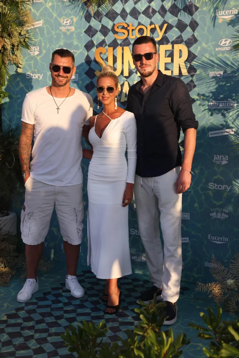 Žanamari 'zgodno' pozirala na stolcu, Albina izbacila trbu&scaron;njake u grudnjak-topu, a fitnessica Renata ostala bez konkurencije