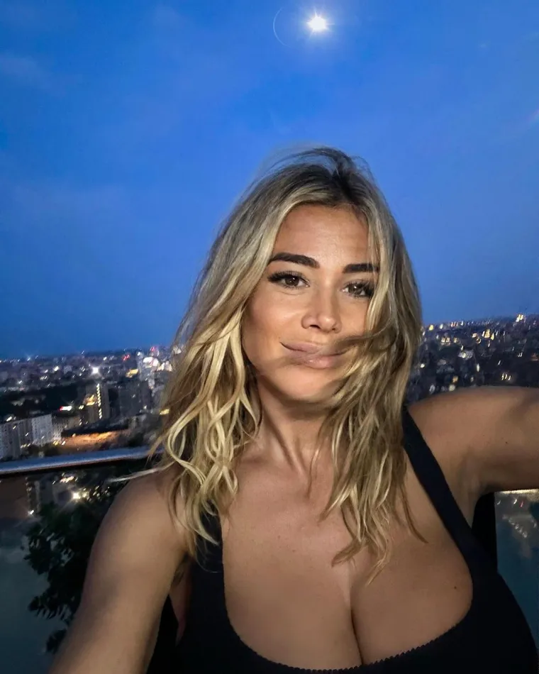Diletta ponovno pokazala svoje atribute, dok se iza nje vidi pun Mjesec: Fanovi oduševljeni; 'Ja vidim još dva velika...'
