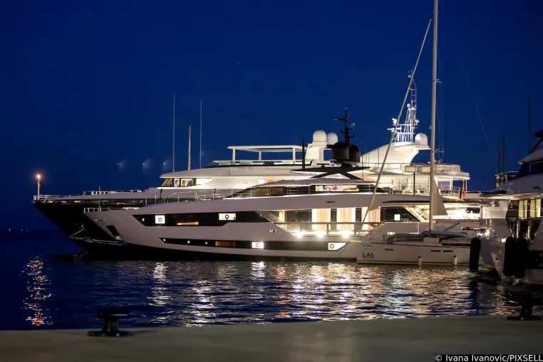 Nema do Jadranske obale: Brozović potpisao ugovor vrijedan 100 milijuna eura, a onda je snimljen kako uživa na jahti