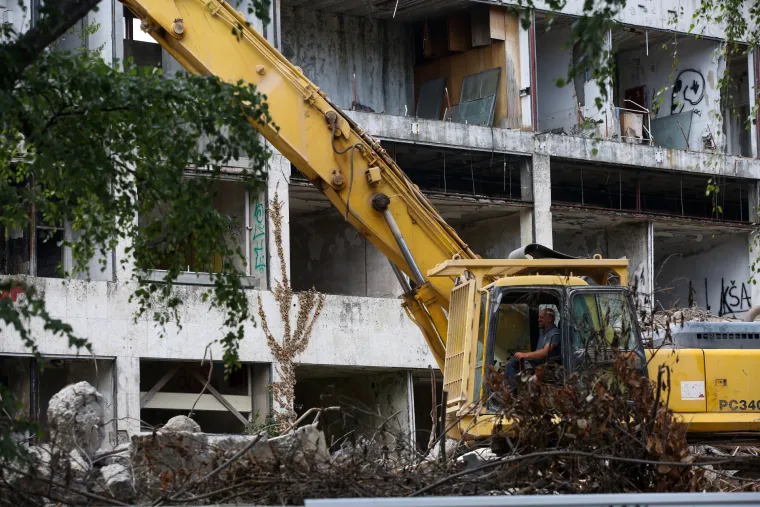 Nastavlja se rušenje rugla u Paromlinskoj. Bageri otkrili utrobu zgrade