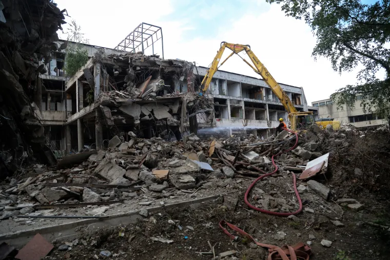 Nastavlja se rušenje rugla u Paromlinskoj. Bageri otkrili utrobu zgrade