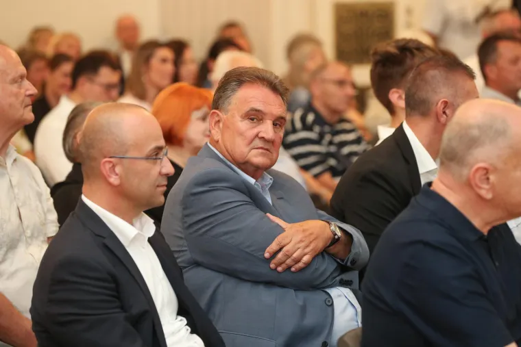 Kosor predstavila svoju knjigu i okupila brojne face; Pojavio se i Milanović prije nego što se obratio naciji