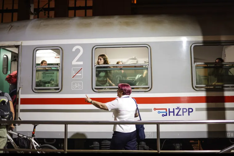 Zvukovi kotačića noćas odjekivali Glavnim kolodvorom! Partijaneri se vlakovima zaputili na festival