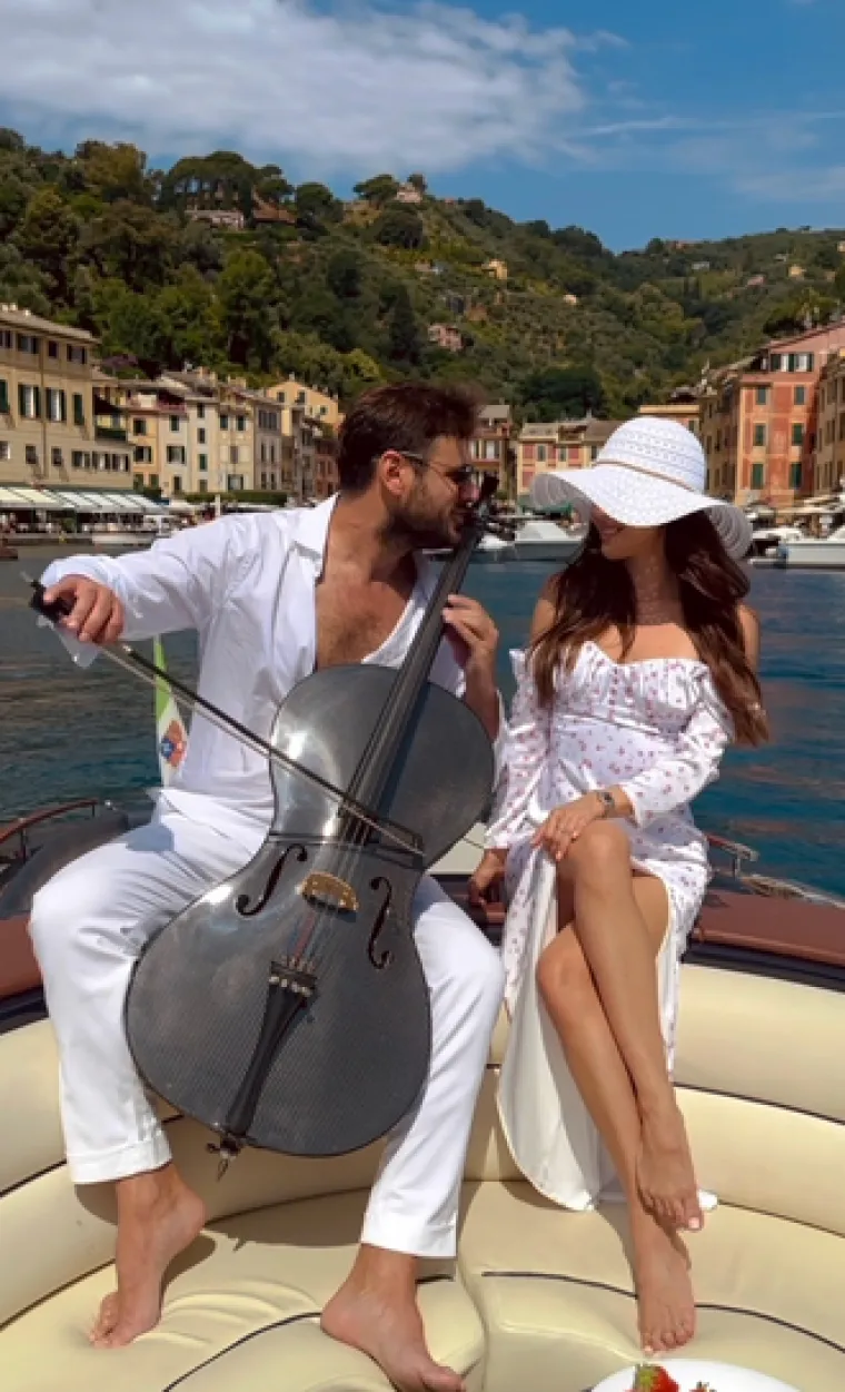 Fotografirali su se zajedno u Rimu, uz što je Hauser prigodno napisao “ROMAntico”. Ubrzo je i Marija na svojem profilu podijelila niz fotografija na kojima poziraju zagrljeni. “Ljubav u Portofinu,” dodala je u objavi.