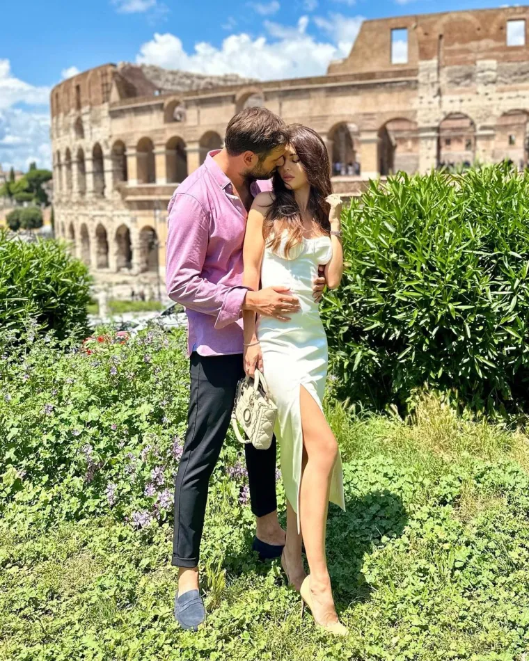 Ukrajinka je također podijelila snimku na kojoj Hauser na čelu izvodi romantičnu verziju hit pjesme Elvisa Presleyja, &quot;Love Me Tender&quot;. Tijekom izvedbe možemo vidjeti kako par razmjenjuje nježne poglede i dodire.