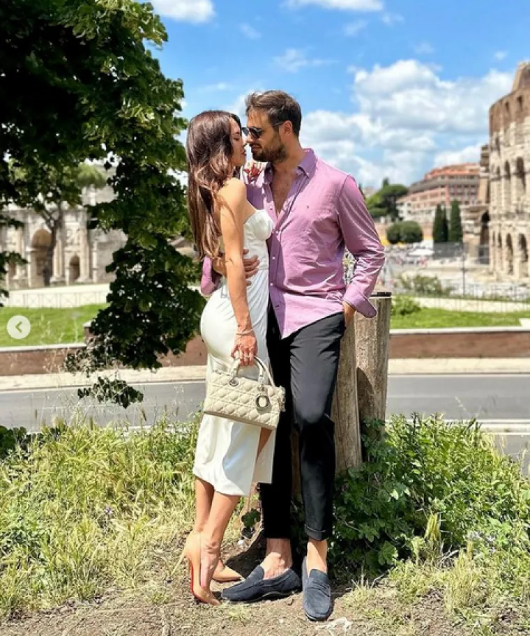 Naime, nedavno se na Instagramu moglo vidjeti da je Hauser Ukrajinku doveo doma. Marija je pokazala video na kojem skupa vježbaju ispred njegove vile u blizini Pule, a padali su i poljupci. 