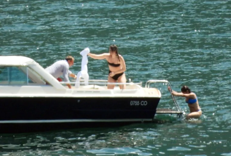 Ispod šeširića bi ju malo tko prepoznao: Onda se skinula i s frendicom odlučila okupati u jezeru