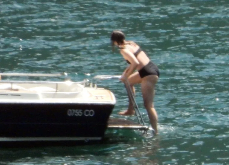 Ispod šeširića bi ju malo tko prepoznao: Onda se skinula i s frendicom odlučila okupati u jezeru