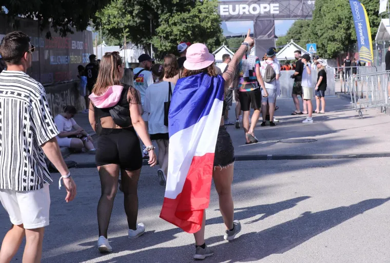 Počela je Ultra! Split pod opsadom horde partijanera, već je bilo posla za Hitnu, a i policiju: 'Skidao je i čarape, patike, uloške iz patika'