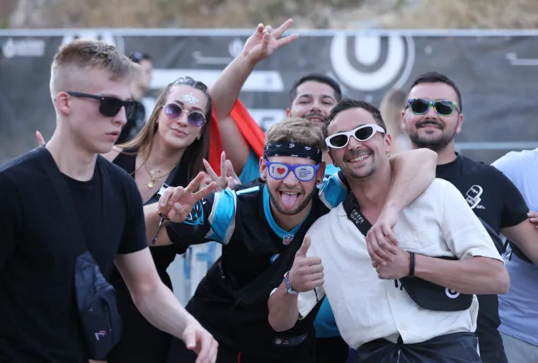 Počela je Ultra! Split pod opsadom horde partijanera, već je bilo posla za Hitnu, a i policiju: 'Skidao je i čarape, patike, uloške iz patika'