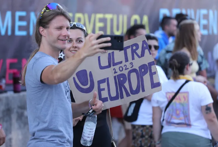 Počela je Ultra! Split pod opsadom horde partijanera, već je bilo posla za Hitnu, a i policiju: 'Skidao je i čarape, patike, uloške iz patika'