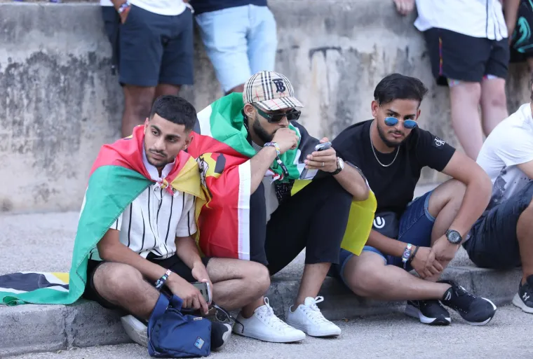 Počela je Ultra! Split pod opsadom horde partijanera, već je bilo posla za Hitnu, a i policiju: 'Skidao je i čarape, patike, uloške iz patika'