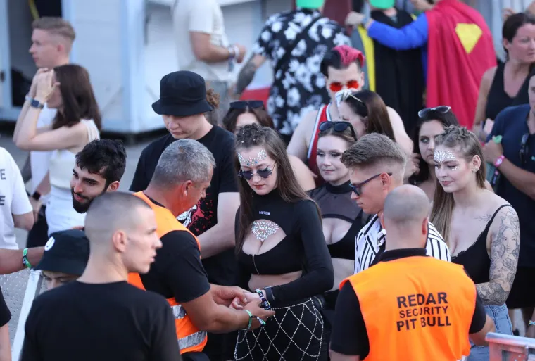 Počela je Ultra! Split pod opsadom horde partijanera, već je bilo posla za Hitnu, a i policiju: 'Skidao je i čarape, patike, ulo&scaron;ke iz patika'