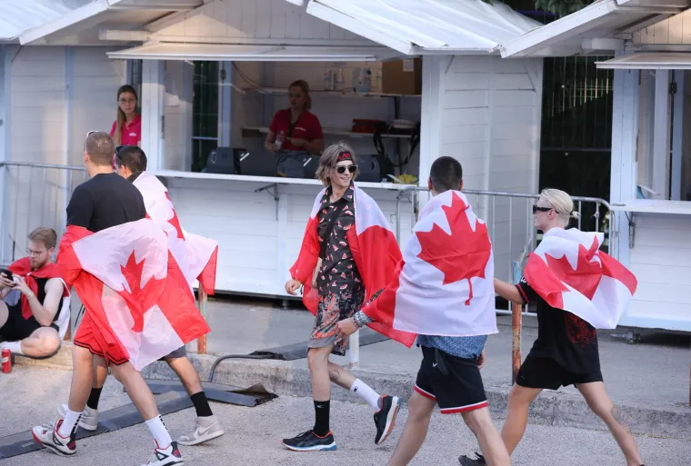 Počela je Ultra! Split pod opsadom horde partijanera, već je bilo posla za Hitnu, a i policiju: 'Skidao je i čarape, patike, ulo&scaron;ke iz patika'
