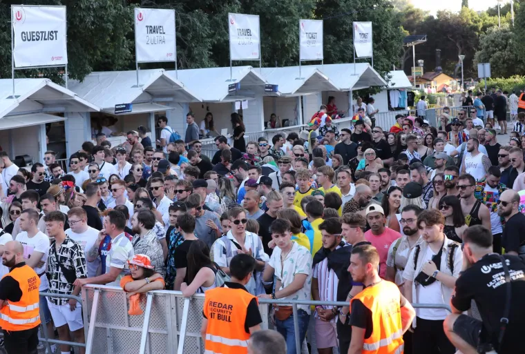 Počela je Ultra! Split pod opsadom horde partijanera, već je bilo posla za Hitnu, a i policiju: 'Skidao je i čarape, patike, ulo&scaron;ke iz patika'