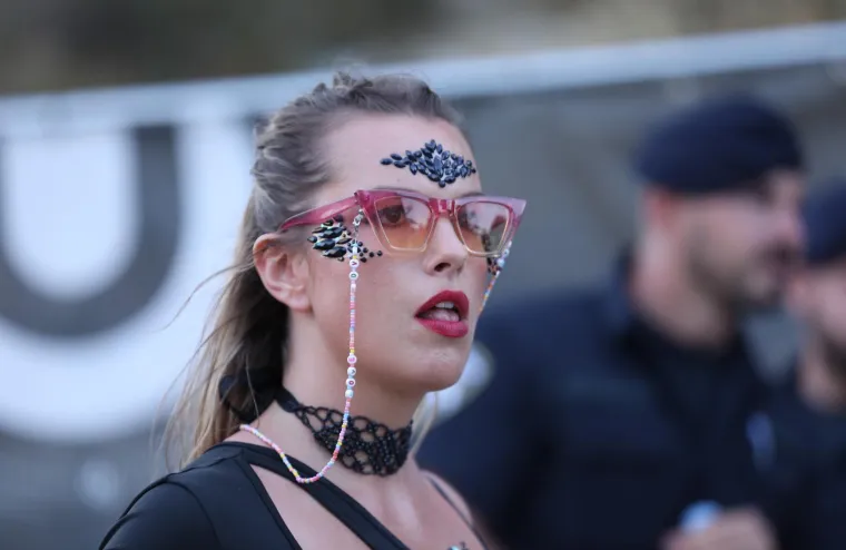 Počela je Ultra! Split pod opsadom horde partijanera, već je bilo posla za Hitnu, a i policiju: 'Skidao je i čarape, patike, ulo&scaron;ke iz patika'