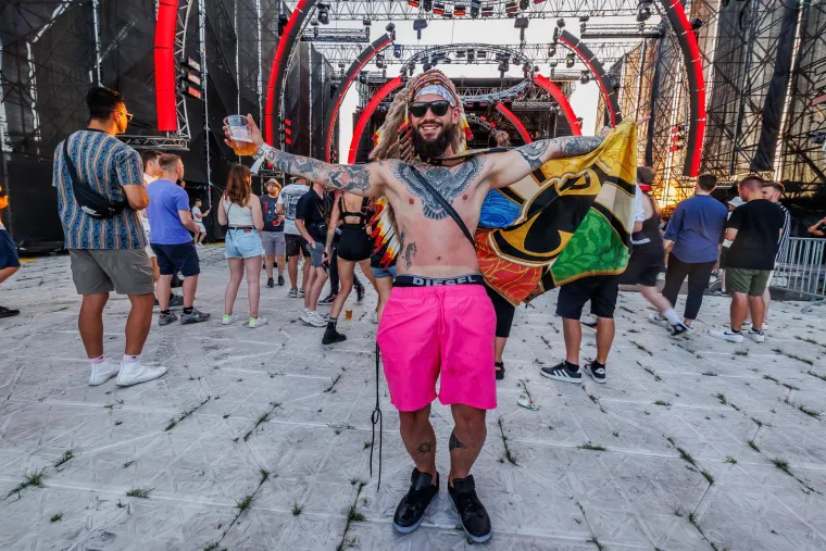 Počela je Ultra! Split pod opsadom horde partijanera, već je bilo posla za Hitnu, a i policiju: 'Skidao je i čarape, patike, ulo&scaron;ke iz patika'