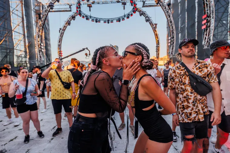 Počela je Ultra! Split pod opsadom horde partijanera, već je bilo posla za Hitnu, a i policiju: 'Skidao je i čarape, patike, ulo&scaron;ke iz patika'