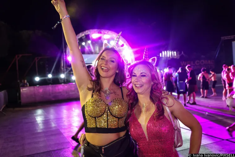 Razgolićene obline, vruće puse i feti&scaron; dodaci: Seksi partijanerice otpustile kočnice i pobrinule se za nezaboravne prizore