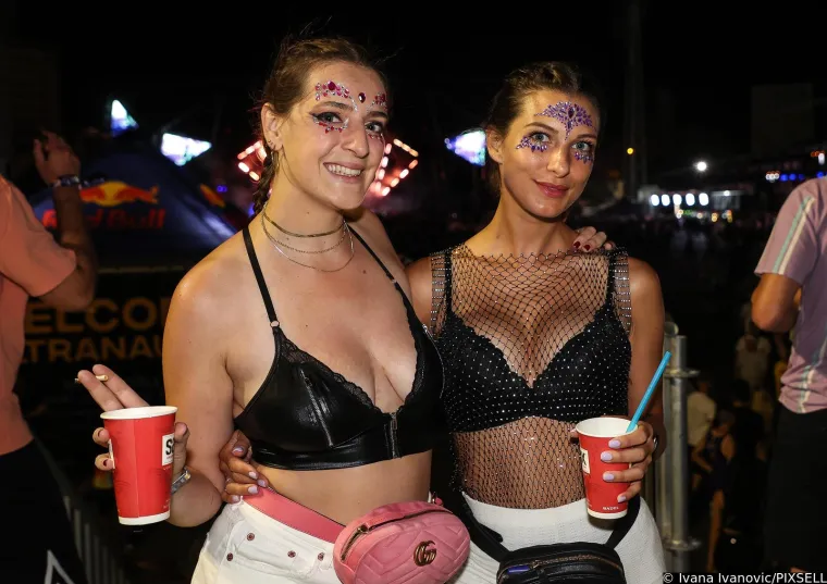 Razgolićene obline, vruće puse i feti&scaron; dodaci: Seksi partijanerice otpustile kočnice i pobrinule se za nezaboravne prizore