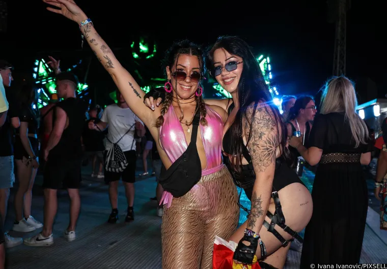 Razgolićene obline, vruće puse i feti&scaron; dodaci: Seksi partijanerice otpustile kočnice i pobrinule se za nezaboravne prizore