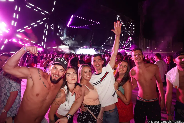 Razgolićene obline, vruće puse i feti&scaron; dodaci: Seksi partijanerice otpustile kočnice i pobrinule se za nezaboravne prizore