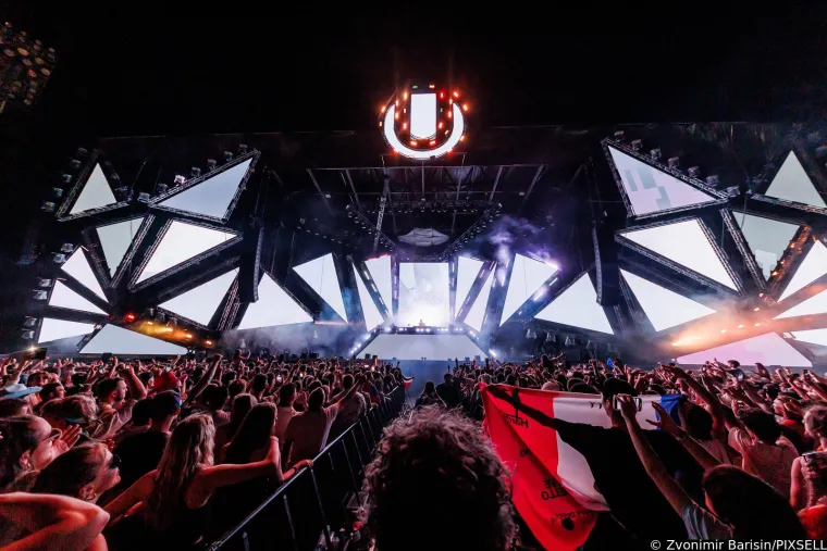 Razgolićene obline, vruće puse i feti&scaron; dodaci: Seksi partijanerice otpustile kočnice i pobrinule se za nezaboravne prizore