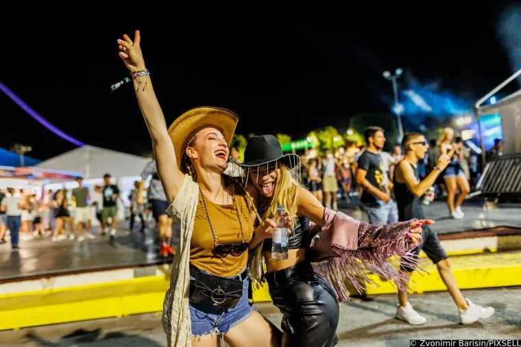 Razgolićene obline, vruće puse i feti&scaron; dodaci: Seksi partijanerice otpustile kočnice i pobrinule se za nezaboravne prizore