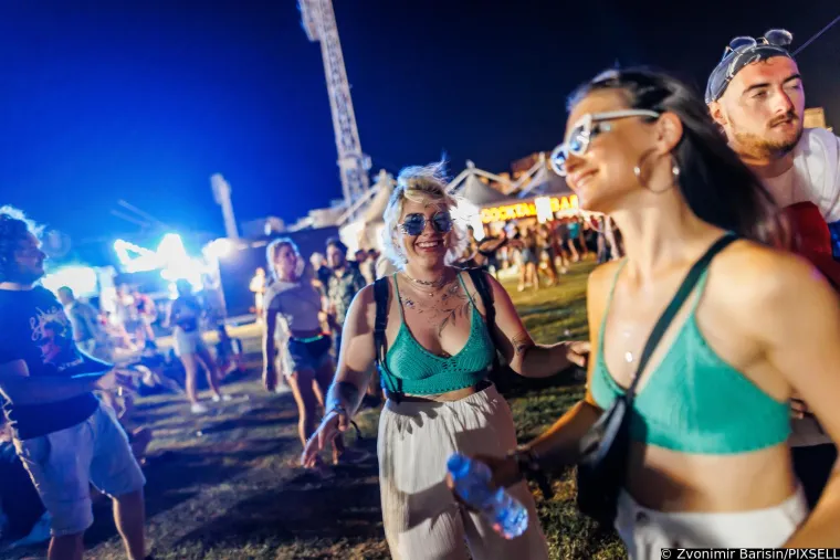 Razgolićene obline, vruće puse i feti&scaron; dodaci: Seksi partijanerice otpustile kočnice i pobrinule se za nezaboravne prizore