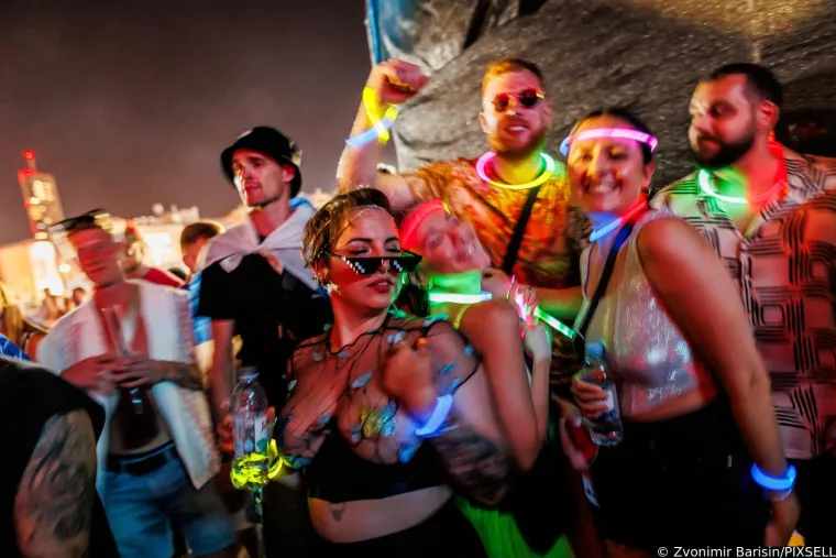 Razgolićene obline, vruće puse i feti&scaron; dodaci: Seksi partijanerice otpustile kočnice i pobrinule se za nezaboravne prizore