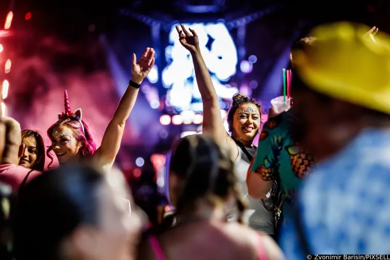 Razgolićene obline, vruće puse i feti&scaron; dodaci: Seksi partijanerice otpustile kočnice i pobrinule se za nezaboravne prizore