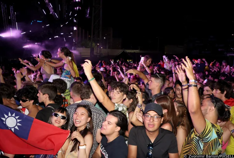 Razgolićene obline, vruće puse i feti&scaron; dodaci: Seksi partijanerice otpustile kočnice i pobrinule se za nezaboravne prizore