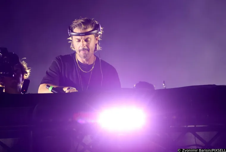 Razgolićene obline, vruće puse i feti&scaron; dodaci: Seksi partijanerice otpustile kočnice i pobrinule se za nezaboravne prizore