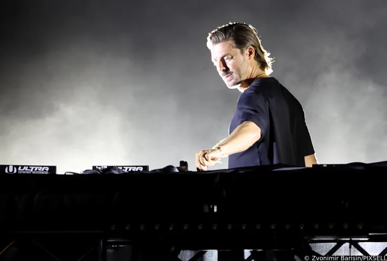 Razgolićene obline, vruće puse i feti&scaron; dodaci: Seksi partijanerice otpustile kočnice i pobrinule se za nezaboravne prizore