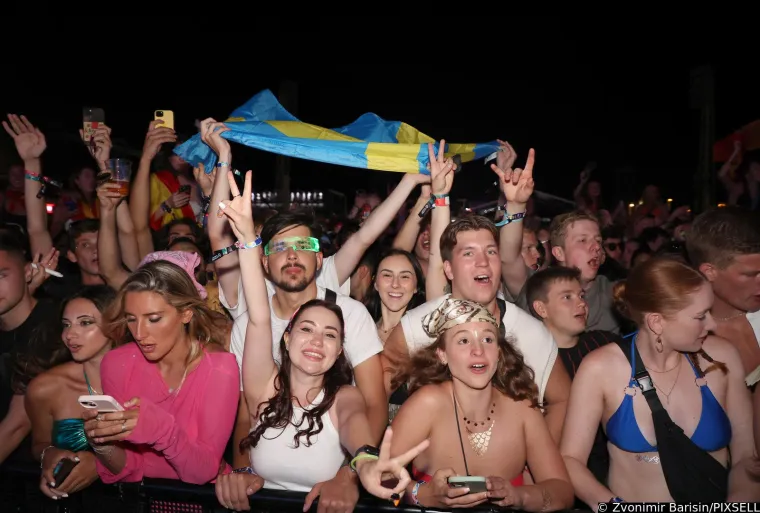 Razgolićene obline, vruće puse i feti&scaron; dodaci: Seksi partijanerice otpustile kočnice i pobrinule se za nezaboravne prizore