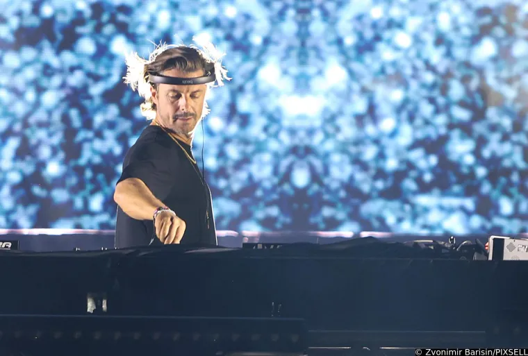 Razgolićene obline, vruće puse i feti&scaron; dodaci: Seksi partijanerice otpustile kočnice i pobrinule se za nezaboravne prizore